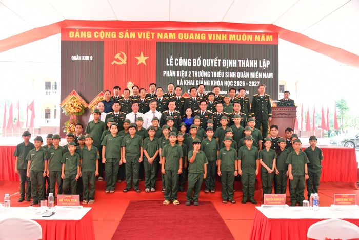 Đại biểu chụp ảnh lưu niệm với học sinh Phân hiệu. Ảnh: Hữu Tài