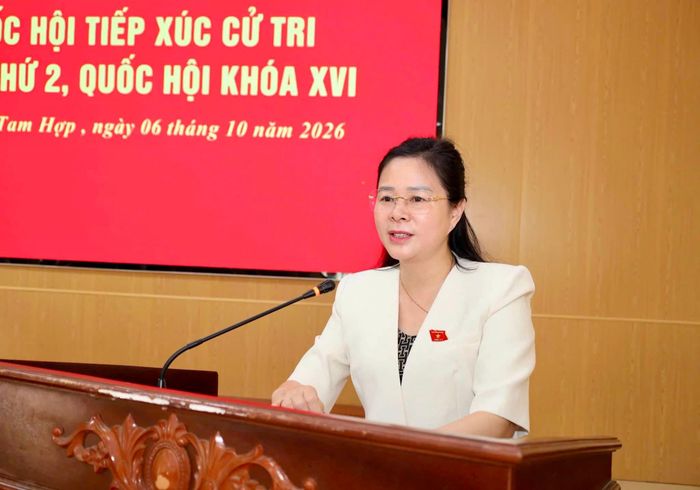 ĐBQH Lê Thị Hoài Chung thông tin dự kiến nội dung, chương trình Kỳ họp và làm rõ một số vấn đề cử tri quan tâm. Ảnh: SYTNA