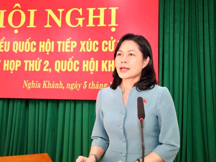 ĐBQH Vũ Thị Lan Anh thông tin dự kiến nội dung, chương trình Kỳ họp. Ảnh: SYTNA