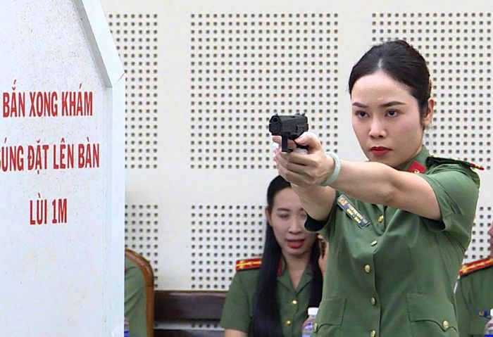 Nữ vận động viên tham dự thi đấu môn bắn súng