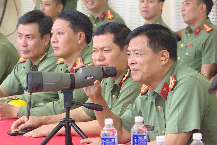 Lãnh đạo Phòng Cảnh vệ miền Nam theo dõi thi đấu môn bắn súng