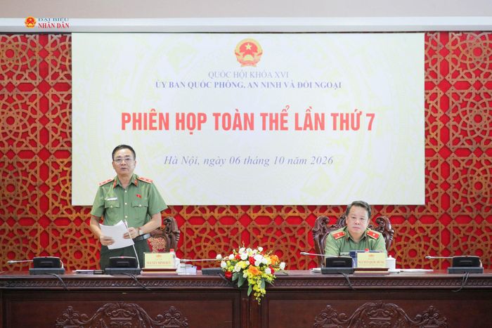 Phó Chủ nhiệm của Ủy ban Quốc phòng, An ninh và Đối ngoại, Trung tướng Nguyễn Minh Đức phát biểu