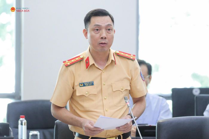 Phó Cục trưởng Cục Cảnh sát giao thông, Bộ Công an, Đại tá Phạm Việt Công trình bày Báo cáo của Chính phủ về tình hình trật tự, an toàn giao thông năm 2026