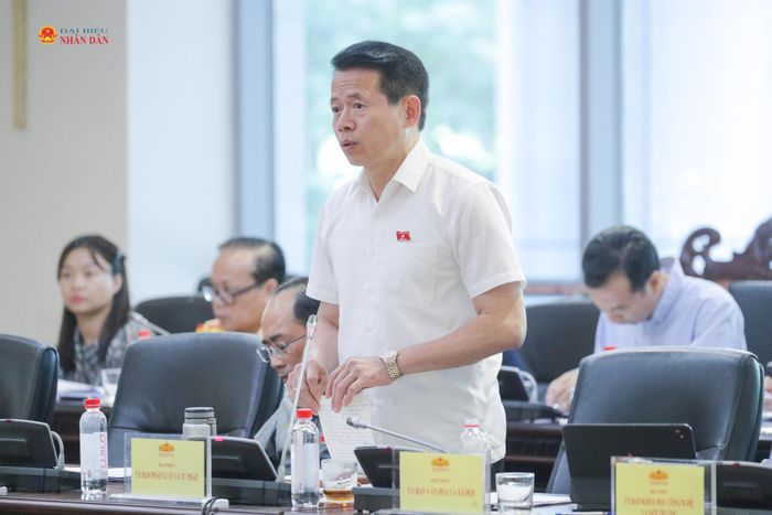 ĐBQH hoạt động chuyên trách tại Ủy ban Pháp luật và Tư pháp Nguyễn Hải Dũng phát biểu