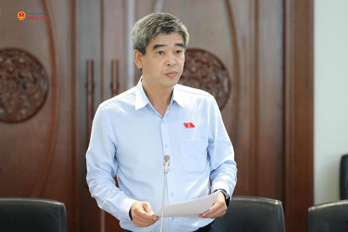 ĐBQH hoạt động chuyên trách tại Ủy ban Quốc phòng, An ninh và Đối ngoại Phạm Ngọc Hải trình bày dự thảo Báo cáo thẩm tra về tình hình trật tự, an toàn giao thông năm 2026
