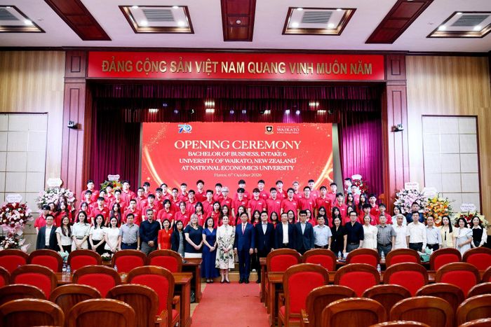 Lãnh đạo nhà trường chụp ảnh lưu niệm tại Lễ khai giảng cùng các tân cử nhân khóa 6 chương trình liên kết đào tạo cử nhân Kinh doanh