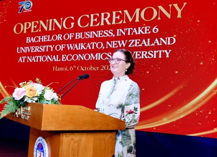 Bà Caroline Rachel Beresford, Đại sứ New Zealand phát biểu tại Lễ khai giảng