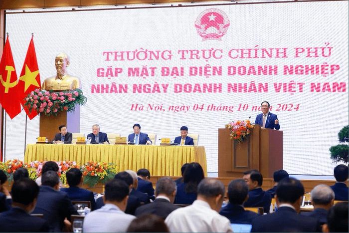 GS.TS. Viện sĩ danh dự, doanh nhân Nguyễn Văn Đệ phát biểu tại Hội nghị Thường trực Chính phủ gặp mặt đại diện doanh nghiệp Việt Nam năm 2024.