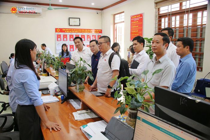 Đoàn giám sát khảo sát thực tế tại Trung tâm Phục vụ hành chính công xã Hoàng Văn Thụ. Ảnh: Đắc Trường