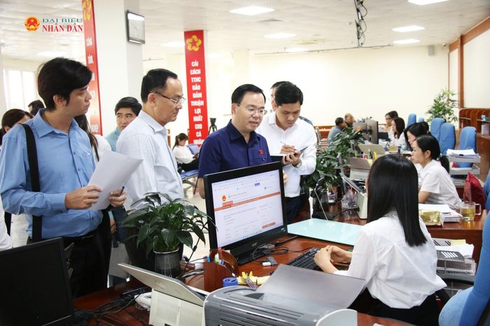 Đoàn giám sát khảo sát thực tế tại Trung tâm Phục vụ hành chính công tỉnh Lạng Sơn. Ảnh: Đắc Trường