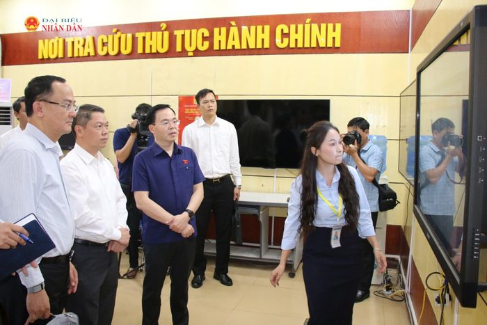 Đoàn giám sát khảo sát thực tế tại Trung tâm Phục vụ hành chính công phường Đông Kinh. Ảnh: Đắc Trường