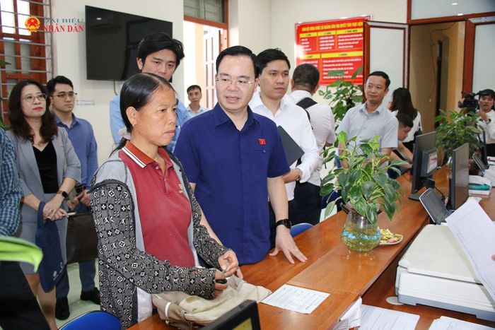 Đoàn giám sát khảo sát thực tế tại Trung tâm Phục vụ hành chính công xã Hoàng Văn Thụ. Ảnh: Đắc Trường