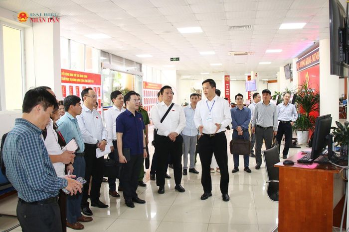 Đoàn giám sát khảo sát thực tế tại Trung tâm Phục vụ hành chính công tỉnh Lạng Sơn. Ảnh: Đắc Trường