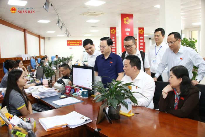 Đoàn giám sát khảo sát thực tế tại Trung tâm Phục vụ hành chính công tỉnh Lạng Sơn. Ảnh: Đắc Trường
