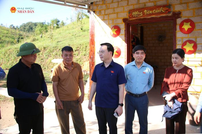 Đoàn giám sát khảo sát thực tế mô hình nông dân livestream bán nông sản tại xã Hoàng Văn Thụ. Ảnh: Đắc Trường