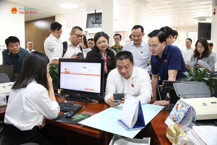 Đoàn giám sát khảo sát thực tế tại Trung tâm Phục vụ hành chính công tỉnh Lạng Sơn. Ảnh: Đắc Trường