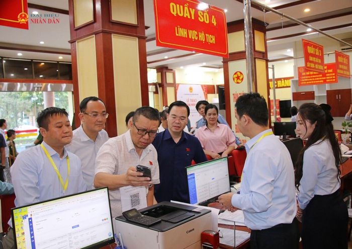 Đoàn giám sát khảo sát thực tế tại Trung tâm Phục vụ hành chính công phường Đông Kinh. Ảnh: Đắc Trường