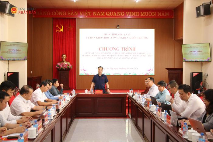 Phó Chủ nhiệm Ủy ban Khoa học, Công nghệ và Môi trường Trần Văn Khải phát biểu tại cuộc làm việc với UBND xã Hoàng Văn Thụ. Ảnh: Đắc Trường