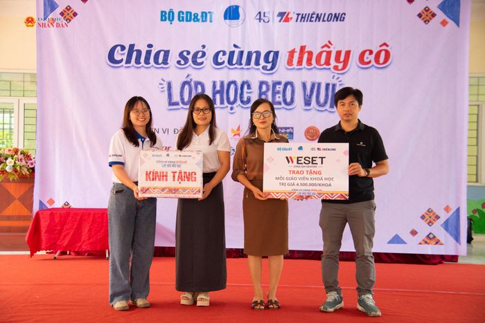 Ban tổ chức đã đến thăm, tặng quà cho các em học sinh và các thầy cô giáo Trường mầm non Hải Sơn, xã Hải Sơn, Thành phố Quảng Ninh