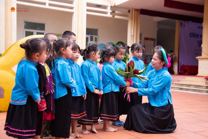 Cô Lỷ Móc Lầu, giáo viên Trường mần non Hải Sơn cùng các em học sinh