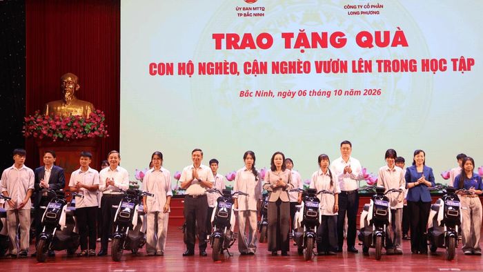 Ban Tổ chức trao tặng 20 phần quà cho học sinh là con hộ nghèo, hộ cận nghèo có thành tích tốt trong học tập tại Chương trình phát động Tháng cao điểm “Vì người nghèo” năm 2026