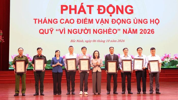 Các đồng chí: Nguyễn Thị Hương, Phó Bí thư Thường trực Thành ủy, Bắc Ninh; Nguyễn Thị Hà, Chủ tịch Ủy ban MTTQ thành phố, Trưởng Ban Vận động Quỹ “Vì người nghèo” thành phố trao biểu tượng trưng cho các cơ quan, đơn vị, doanh nghiệp và các nhà hảo tâm tại lễ phát động