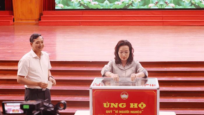 Các đồng chí: Nguyễn Thị Hương, Phó Bí thư Thường trực thành ủy, Trưởng Đoàn đại biểu Quốc hội thành phố; Nguyễn Việt Oanh, Phó Bí thư thành ủy, Chủ tịch HĐND thành phố ủng hộ Quỹ “Vì người nghèo năm 2026 tại chương trình