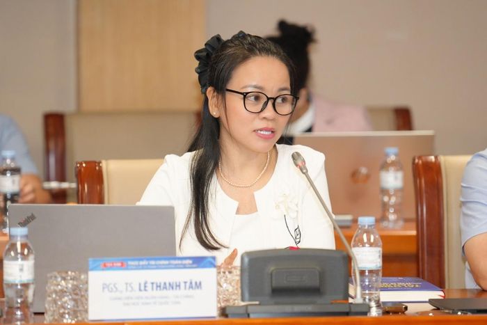 PGS.TS. Lê Thanh Tâm, Viện Ngân hàng - Tài chính, Đại học Kinh tế Quốc dân trao đổi tại Toạ đàm