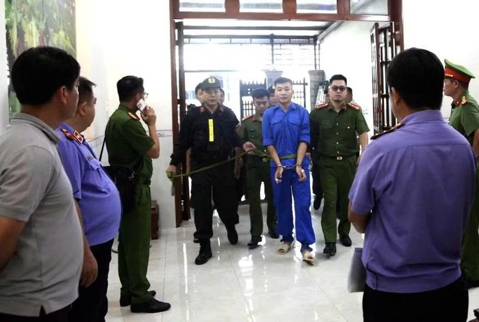 Công an và đại diện Viện kiểm sát đưa đối tượng đến hiện trường vụ án trong quá trình điều tra.