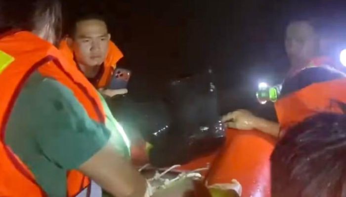 Sử dụng xuồng máy đưa các nạn nhân ra khu vực an toàn.