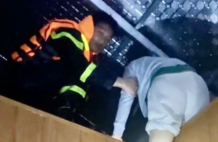 Cứu hộ tiếp cận đưa nạn nhân ra khỏi khu vực nguy hiểm.