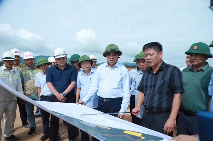 Chủ tịch UBND tỉnh Nghệ An Võ Trọng Hải kiểm tra, đôn đốc trên công trường dự án.