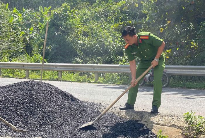 Công an xã A Lưới 5 chung sức sửa chữa đoạn đường hư hỏng.
