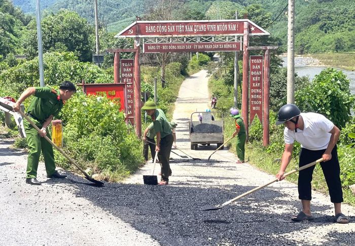 Nhiều vị trí hư hỏng trên tuyến đường giao thông dẫn vào trung tâm xã A Lưới 5 được CBCS Công an xã tu sửa hoàn thiện.