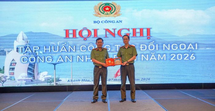 Đại tá Nguyễn Hoa Chi, Phó Cục trưởng Cục Đối ngoại – Bộ Công an tặng quà lưu niệm với Công an tỉnh Khánh Hòa.