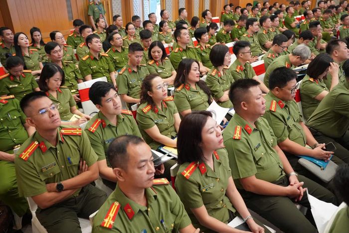Đại biểu tham dự tập huấn tập trung lắng nghe các thông tin, chuyên đề tại hội nghị.