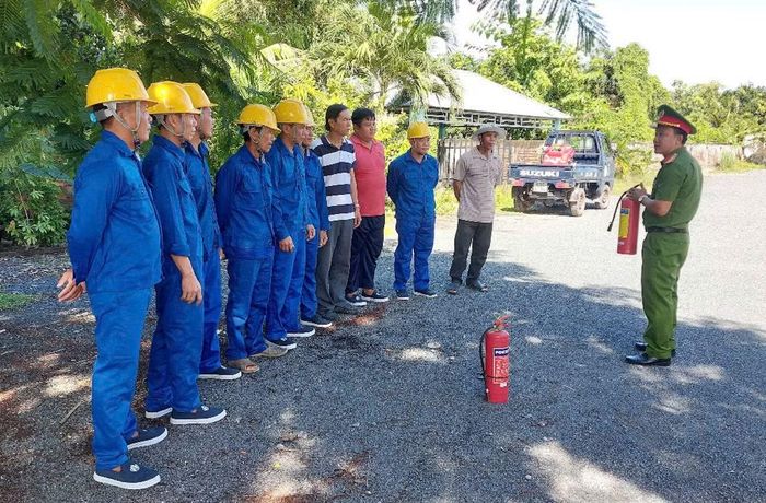 Cán bộ Phòng Cảnh sát PCCC và cứu nạn, cứu hộ hướng dẫn sử dụng bình chữa cháy xách tay cho các thành viên.