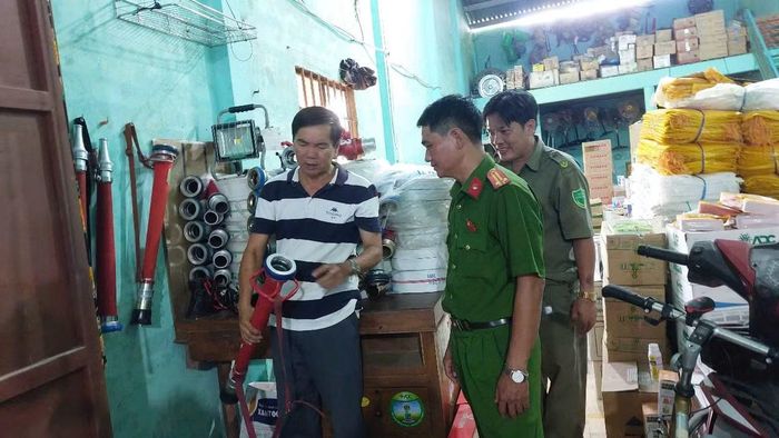 Ông Hai Nùng giới thiệu các trang thiết bị chữa cháy tự mua sắm.