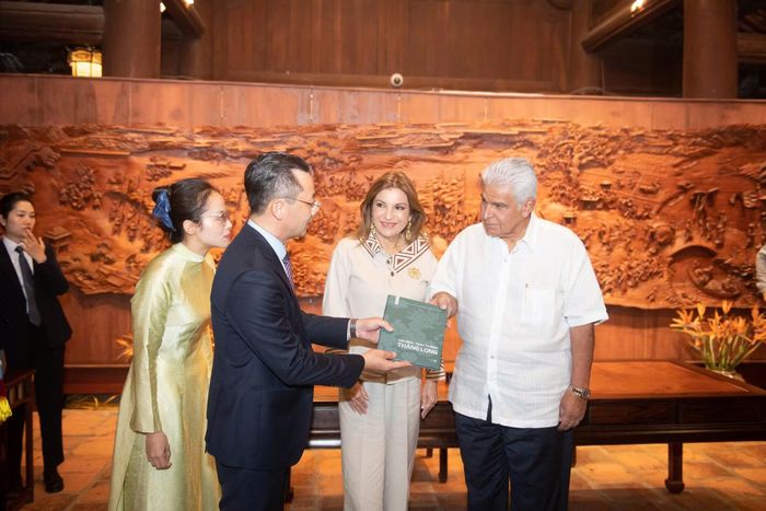 Tổng thống José Raúl Mulino và Phu nhân nhận quà lưu niệm trong chuyến thăm Văn Miếu - Quốc Tử Giám.