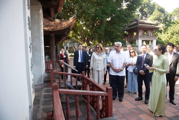 Văn Miếu - Quốc Tử Giám là khu di tích lịch sử mang ý nghĩa biểu trưng cho tiến trình phát triển văn hóa của Việt Nam. Văn Miếu được xây dựng từ năm 1070 dưới thời Vua Lý Thánh Tông (1054-1072). Năm 1076, Vua Lý Nhân Tông cho xây nhà Quốc Tử Giám kề sau Văn Miếu.