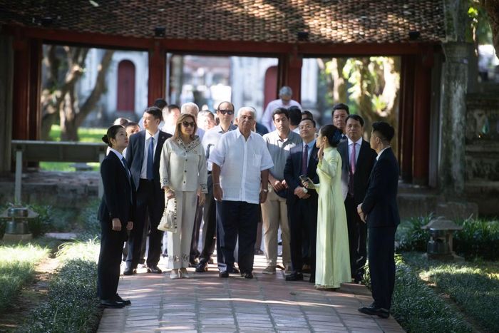 Sáng 6/10, trong khuôn khổ chuyến thăm chính thức Việt Nam, Tổng thống Panama José Raúl Mulino và Phu nhân đã tới tham quan Văn Miếu - Quốc Tử Giám, một trong những biểu tượng văn hóa, giáo dục tiêu biểu của Thủ đô Hà Nội và Việt Nam.