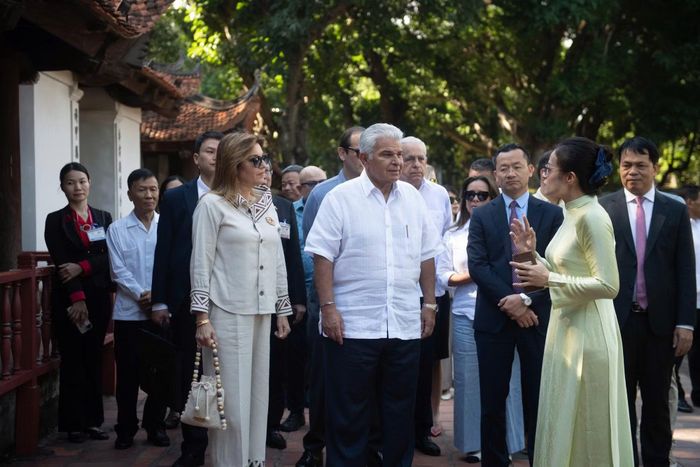 Tại Khuê Văn Các, Tổng thống Panama và Phu nhân được giới thiệu về công trình xây dựng năm 1805 dưới triều Nguyễn. Với kiến trúc gồm gác gỗ đặt trên bốn trụ gạch, Khuê Văn Các trở thành một biểu tượng quen thuộc của Hà Nội và Văn Miếu - Quốc Tử Giám.