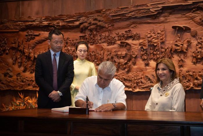 Tổng thống José Raúl Mulino và Phu nhân ghi lưu bút tại Văn Miếu - Quốc Tử Giám, ghi lại dấu ấn trong chuyến thăm di tích lịch sử, văn hóa tiêu biểu của Thủ đô Hà Nội.