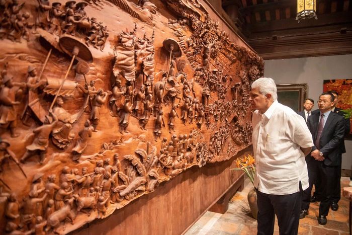 Tổng thống José Raúl Mulino tham quan bức tranh Vinh quy bái tổ, tác phẩm tái hiện nghi lễ những người đỗ đạt trở về quê hương báo tin và bái yết tổ tiên sau khi thành danh.
