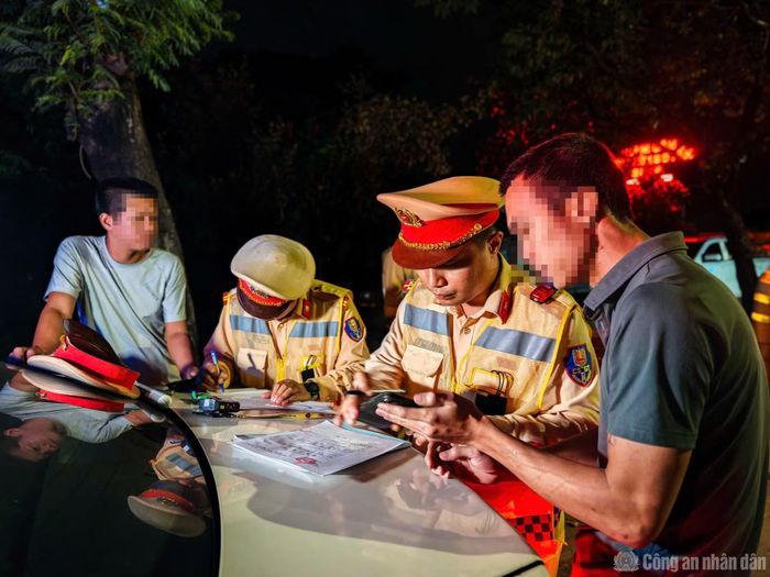 Tổ CSGT xử lý các trường hợp vi phạm.