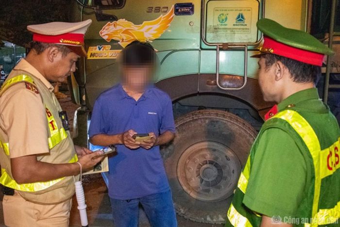 Cảnh sát làm việc với 1 tài xế xe tải.