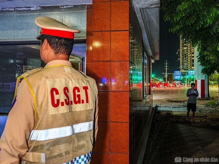 Tài xế xe tải vi phạm không làm việc ngay với CSGT mà né tránh, liên tục gọi điện cho "người thân".