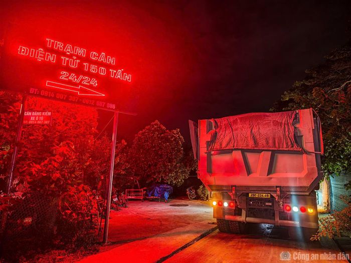 Phương tiện vi phạm được cân tải trọng.