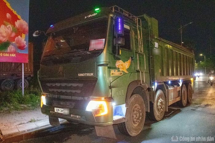 Tổ công tác của Đội CSGT số 7 kiểm tra, xử lý xe tải.