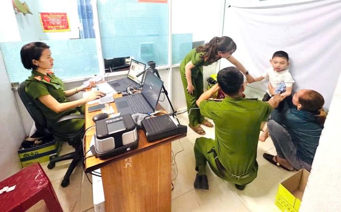 Công an xã Vu Gia thu nhận hồ sơ cấp căn cước cho công dân.